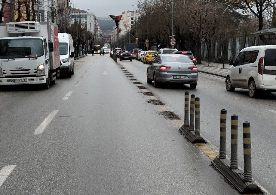 Eskişehir İstiklal Mahallesi Muhtarı Hüseyin Alparslan, Atatürk Caddesi’nde dubaların azaltılmasıyla