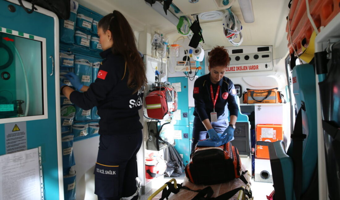 - Denizli'de, ambulansla zorlu vakalara ilk ulaşan üç kadın sağlık