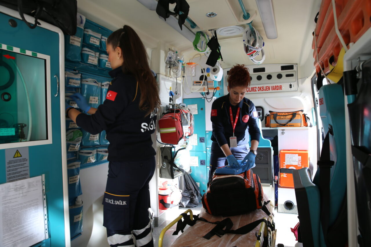 - Denizli'de, ambulansla zorlu vakalara ilk ulaşan üç kadın sağlık