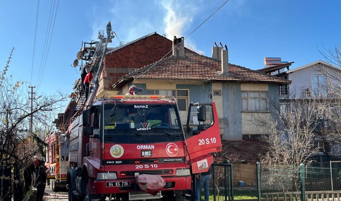 UŞAK (AA) – Uşak'ın Banaz ilçesinde çatıda çıkan yangın itfaiye