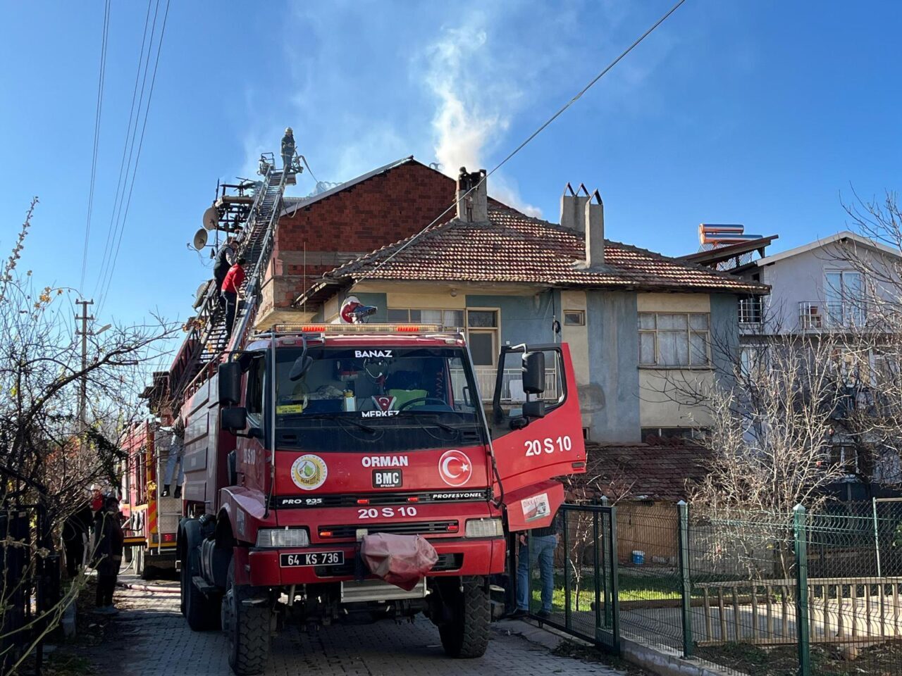 UŞAK (AA) – Uşak'ın Banaz ilçesinde çatıda çıkan yangın itfaiye
