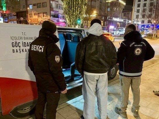 Bilecik İl Emniyet Müdürlüğü ekipleri tarafından düzensiz göç ve kaçakçılıkla