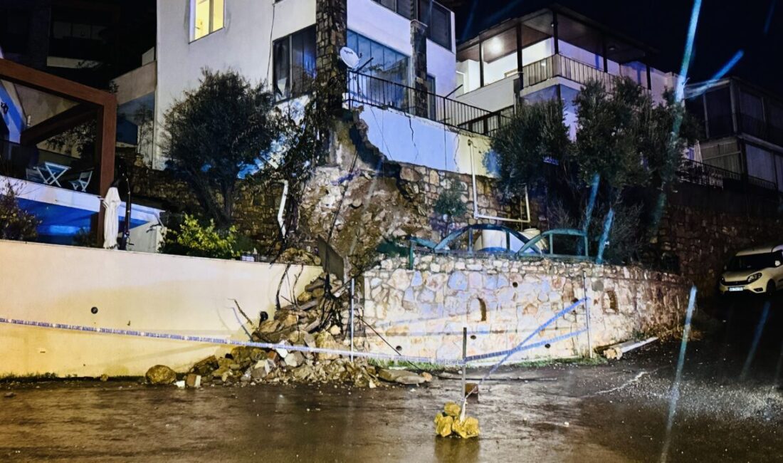 - Sağanak nedeniyle bir evin istinat duvarı çöktü, cadde ve