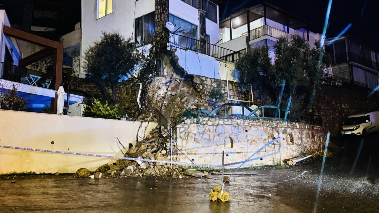 - Sağanak nedeniyle bir evin istinat duvarı çöktü, cadde ve
