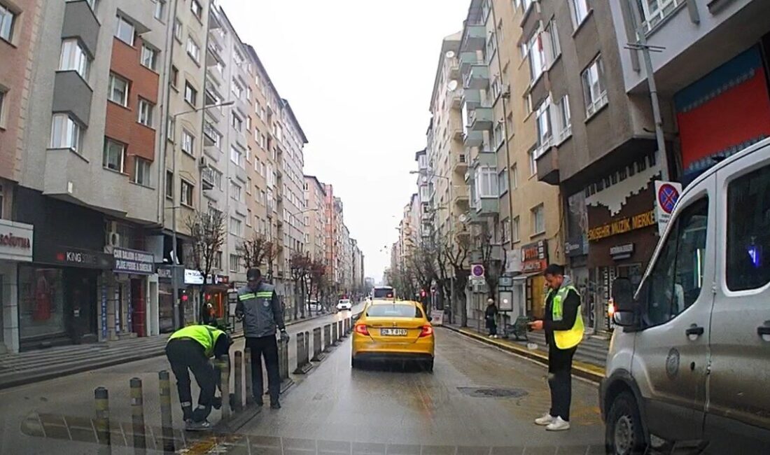 Eskişehir’de tartışmalara konu olan Mustafa Kemal Atatürk Caddesi’ne çakılan bazı