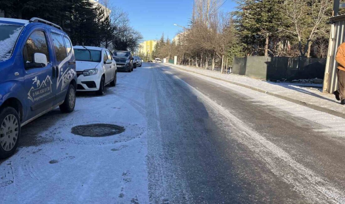 Eskişehir’in Çankaya Mahallesi’nde kar yağışı sonrası dondurucu soğukların etkisiyle yollarda