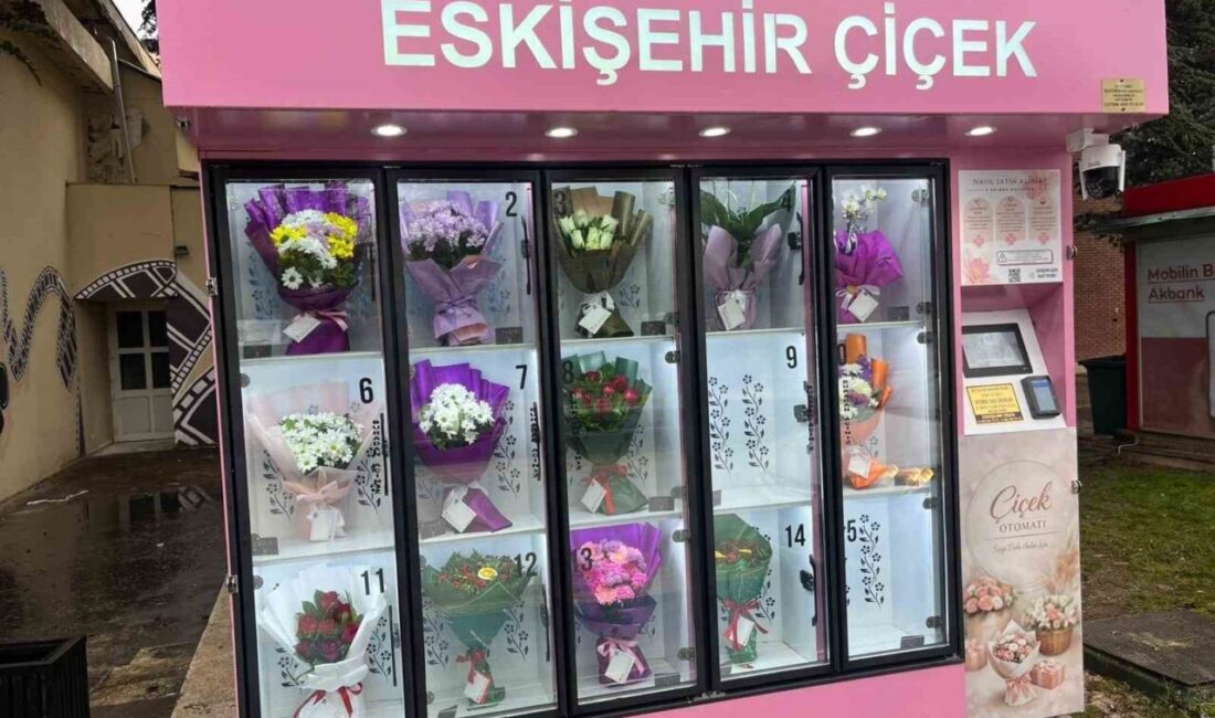 Eskişehir’de Anadolu Üniversitesi kampüsünün içine yerleştirilen çiçek otomatı görenlerin dikkatini