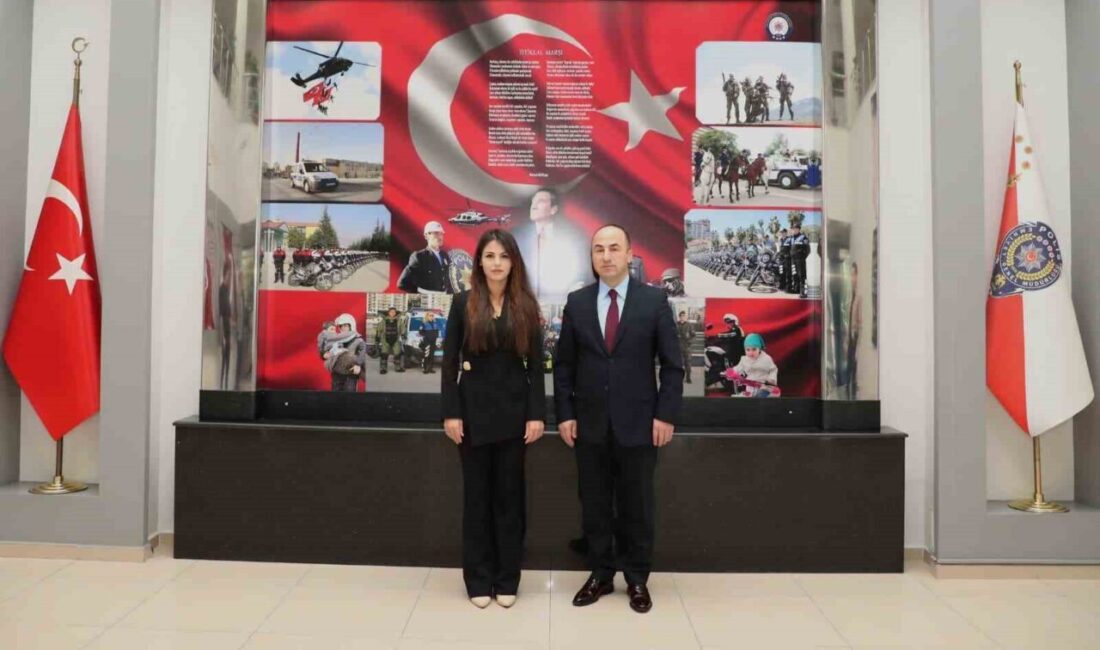 Eskişehir İl Emniyet Müdürü Tolga Yılmaz, kendisini makamında ziyaret eden