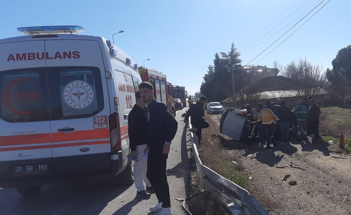 ​​​​​​​DENİZLİ (AA) – Denizli'nin Acıpayam ilçesinde iki otomobilin çarpışması sonucu