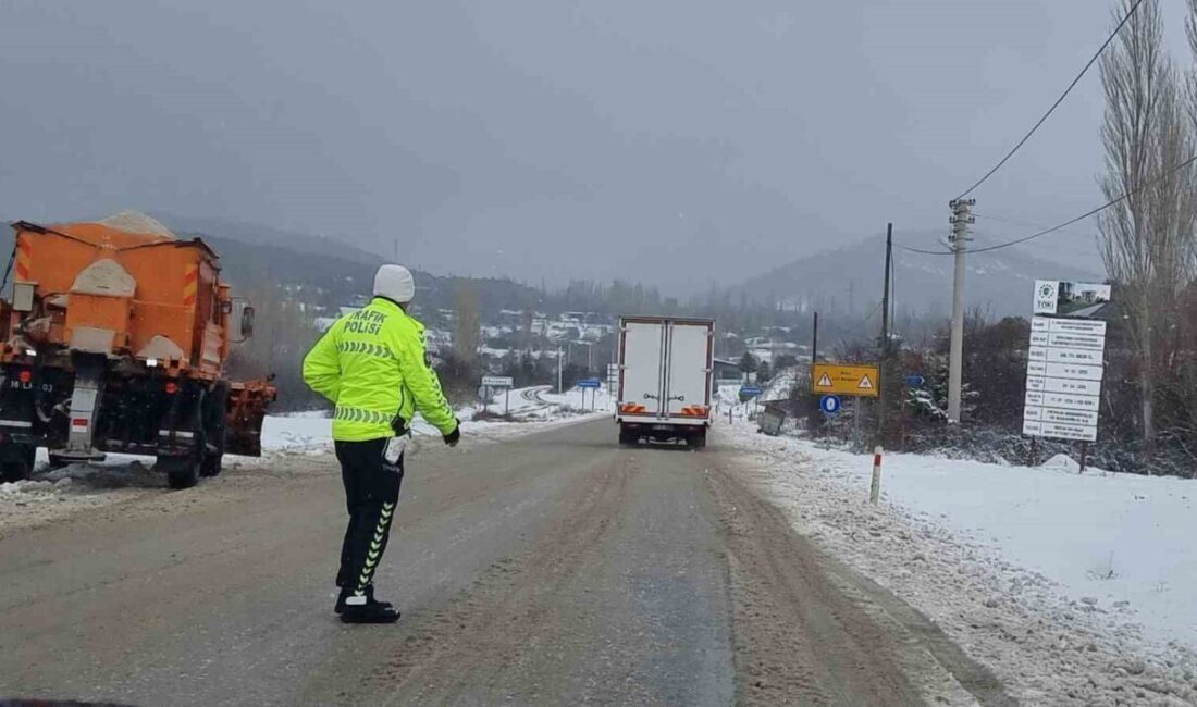 Kütahya’yı Bursa’ya bağlayan Domaniç Karayolu’nda mevsimin ilk karı etkisini gösterdi.