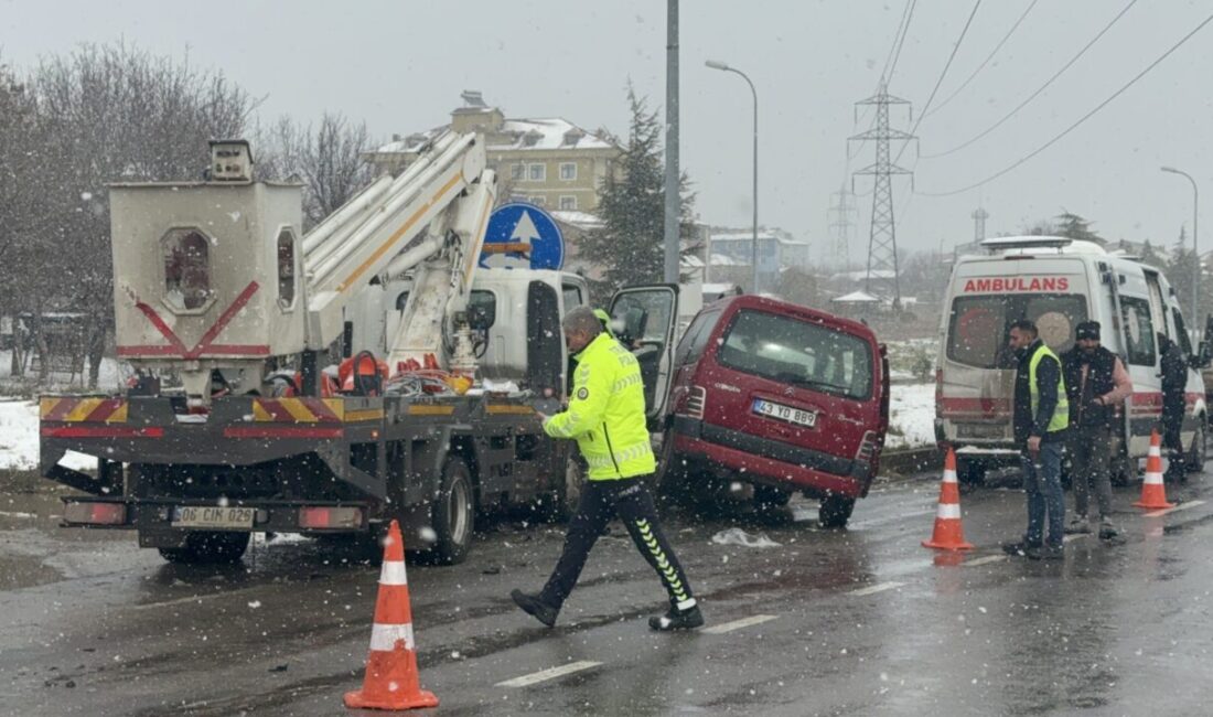 KÜTAHYA – Kütahya'nın Domaniç ilçesinde meydana gelen trafik kazalarında 4