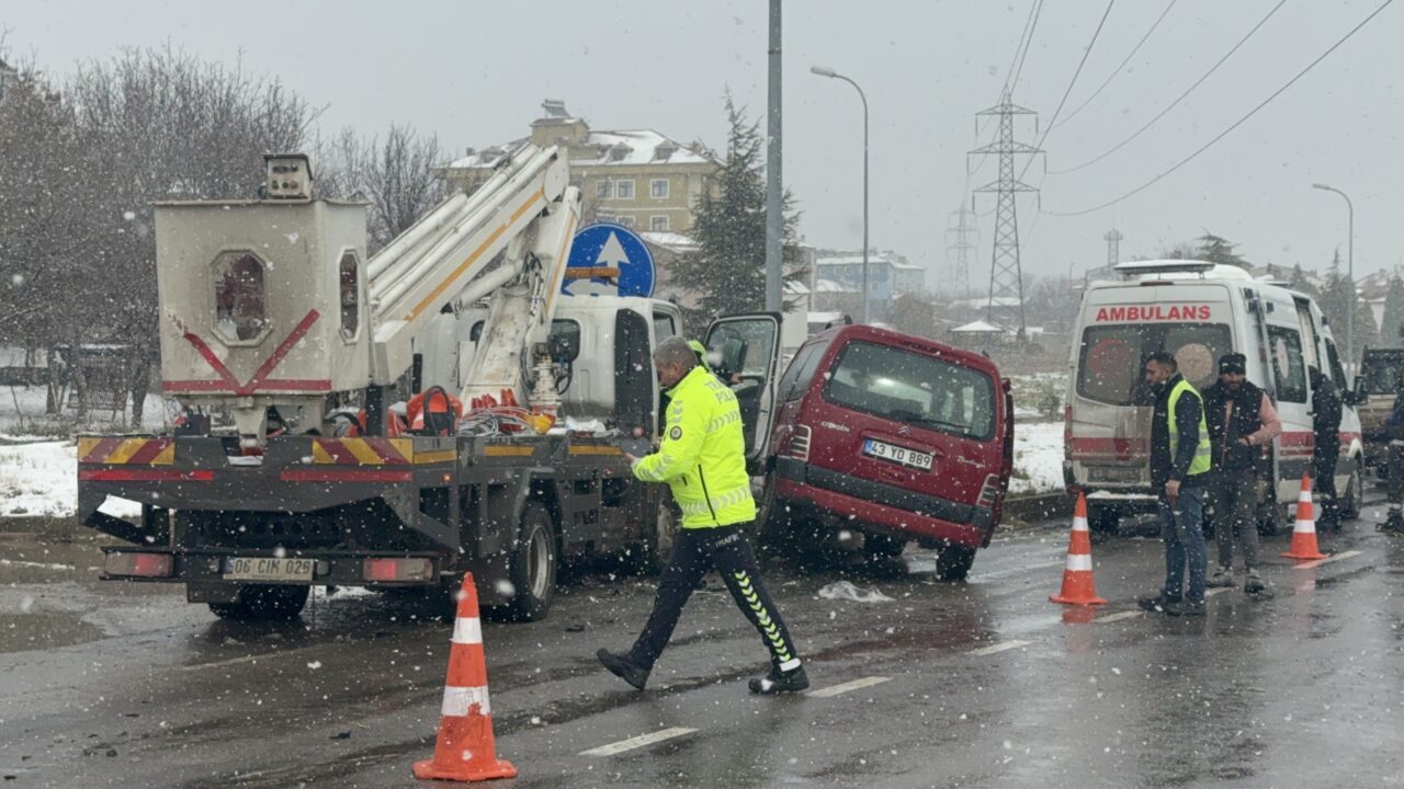 KÜTAHYA – Kütahya'nın Domaniç ilçesinde meydana gelen trafik kazalarında 4