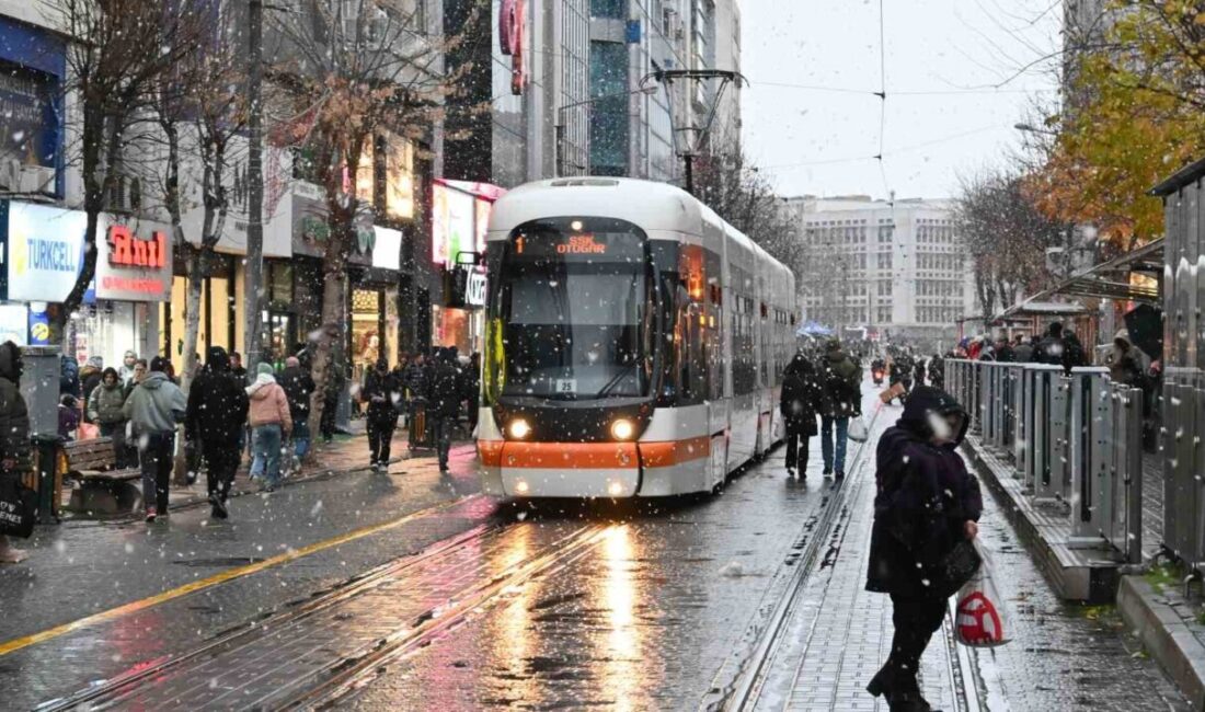 Eskişehir’de gün boyu hafif şekilde etkili olan kar, akşam saatlerinde
