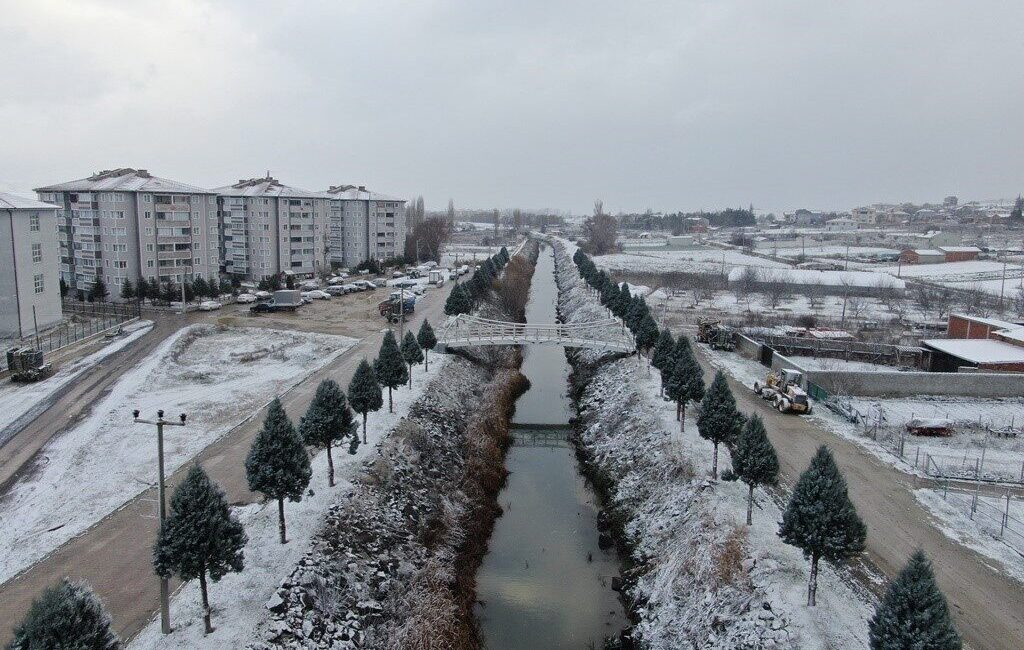 İnönü ilçesinde etkili olan mevsimin ilk kar yağışı yerleşim yerini