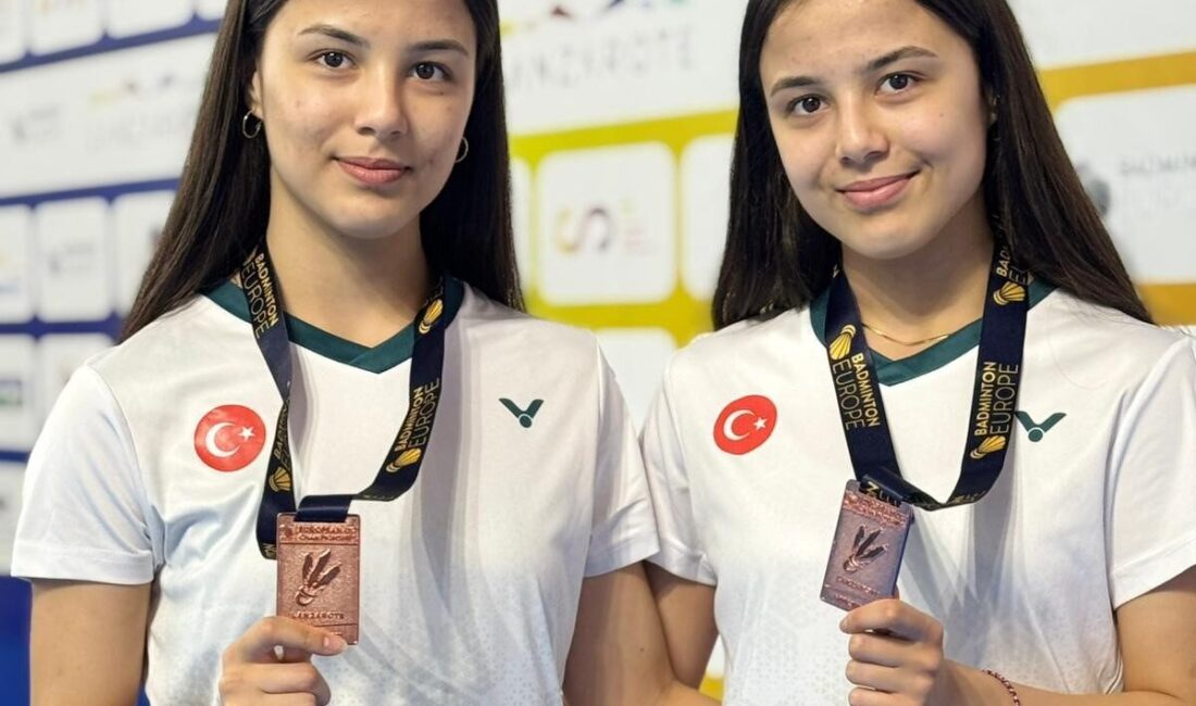 Eskişehirli ikiz kardeşler Irmak Rana Yemişen ve Yağmur Tuana Yemişen,