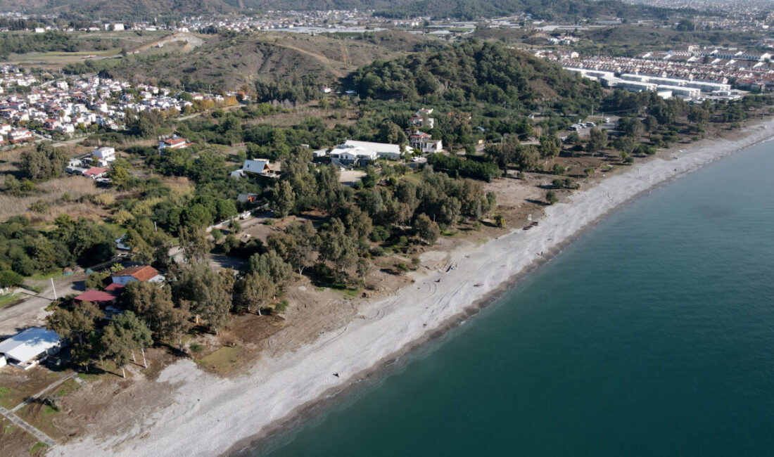 MUĞLA (AA) – Muğla'nın Fethiye ilçesinde, sahildeki imara aykırı olduğu