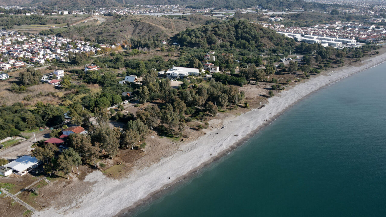MUĞLA (AA) – Muğla'nın Fethiye ilçesinde, sahildeki imara aykırı olduğu