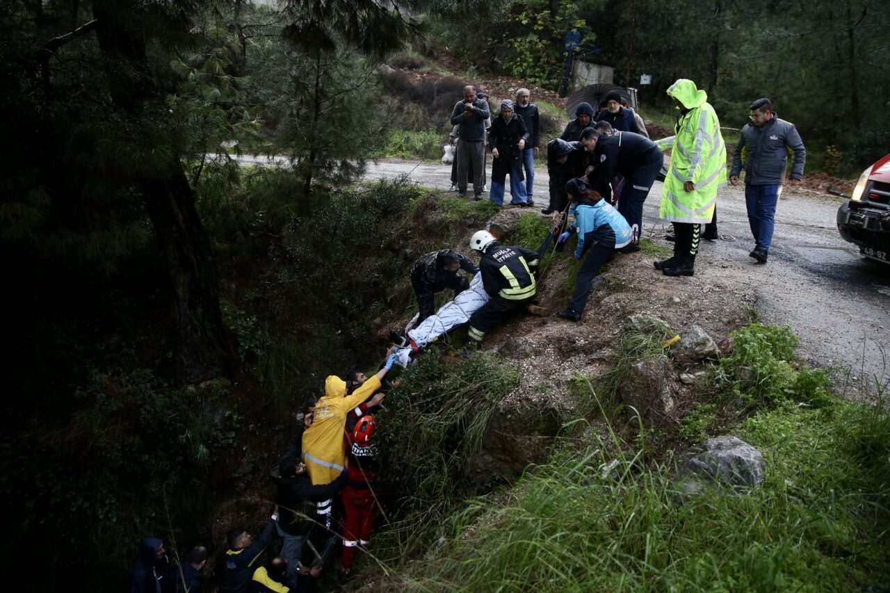 MUĞLA (AA) – Muğla'nın Fethiye ilçesinde otomobilinin dereye yuvarlanması sonucu
