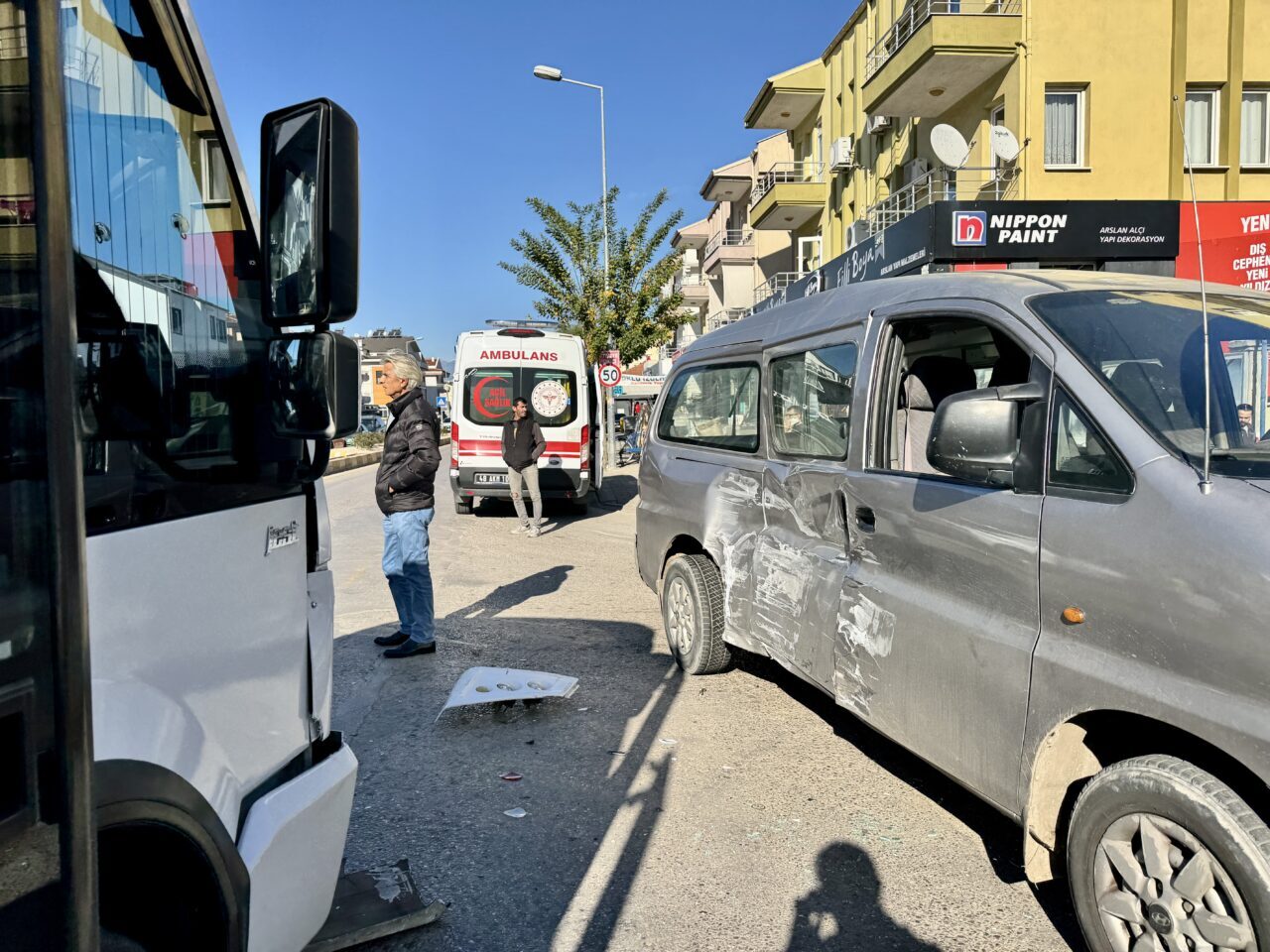 MUĞLA (AA) – Muğla'nın Fethiye ilçesinde minibüs ile kamyonetin çarpışması