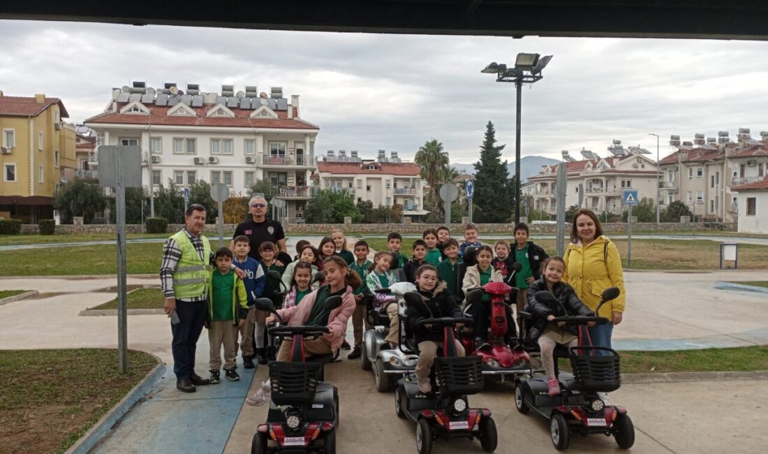 MUĞLA (AA) – Muğla'nın Fethiye ilçesindeki Trafik Eğitim Parkı'nda uygulamalı