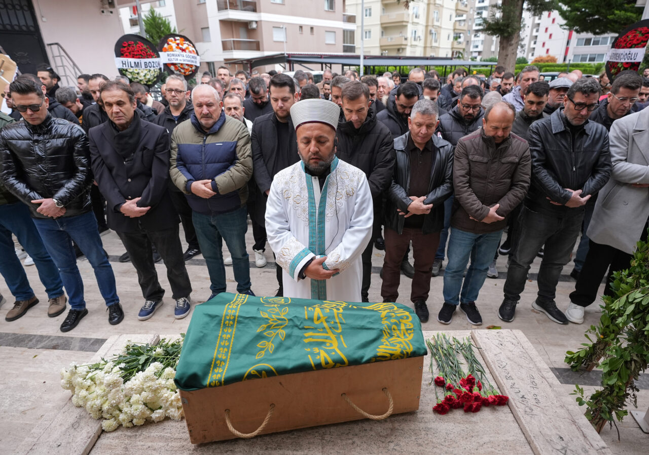 İZMİR (AA) – Eski milli futbolcu ve teknik direktör Feyyaz