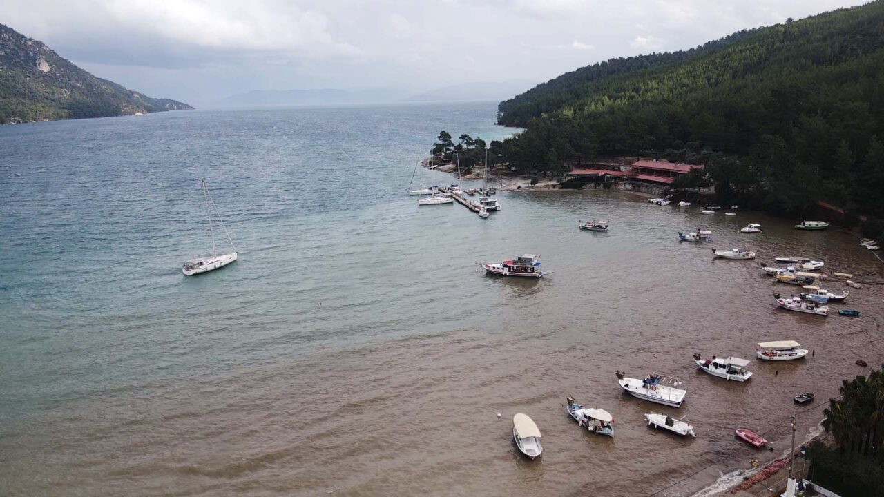 - Bodrum'da yollar göle döndü, araçlar mahsur kaldı, Marmaris'te ağaçlar