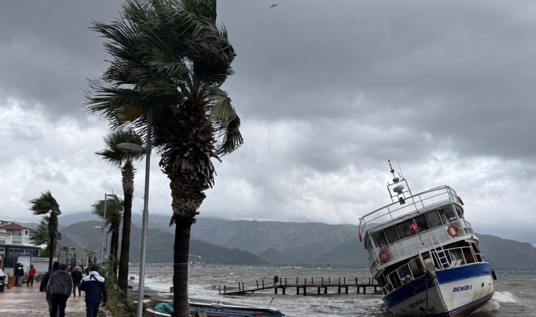 - Bodrum'da yollar göle döndü, araçlar mahsur kaldı, Marmaris'te ağaçlar