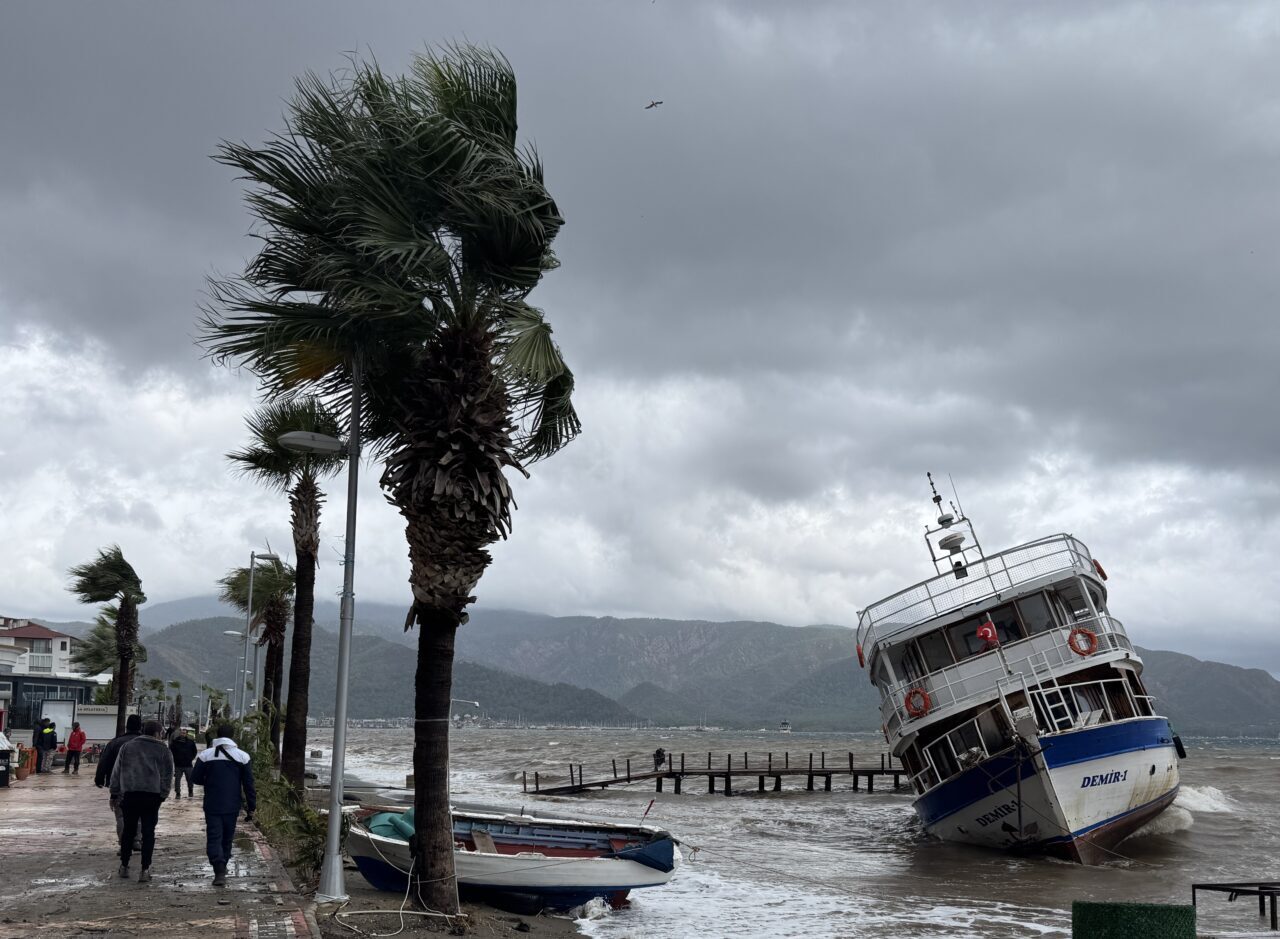 - Bodrum'da yollar göle döndü, araçlar mahsur kaldı, Marmaris'te ağaçlar