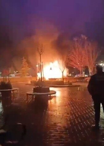 Eskişehir Şehir Hastanesi’nde 2 otomobilin kullanılamaz hale geldiği yangın anı,