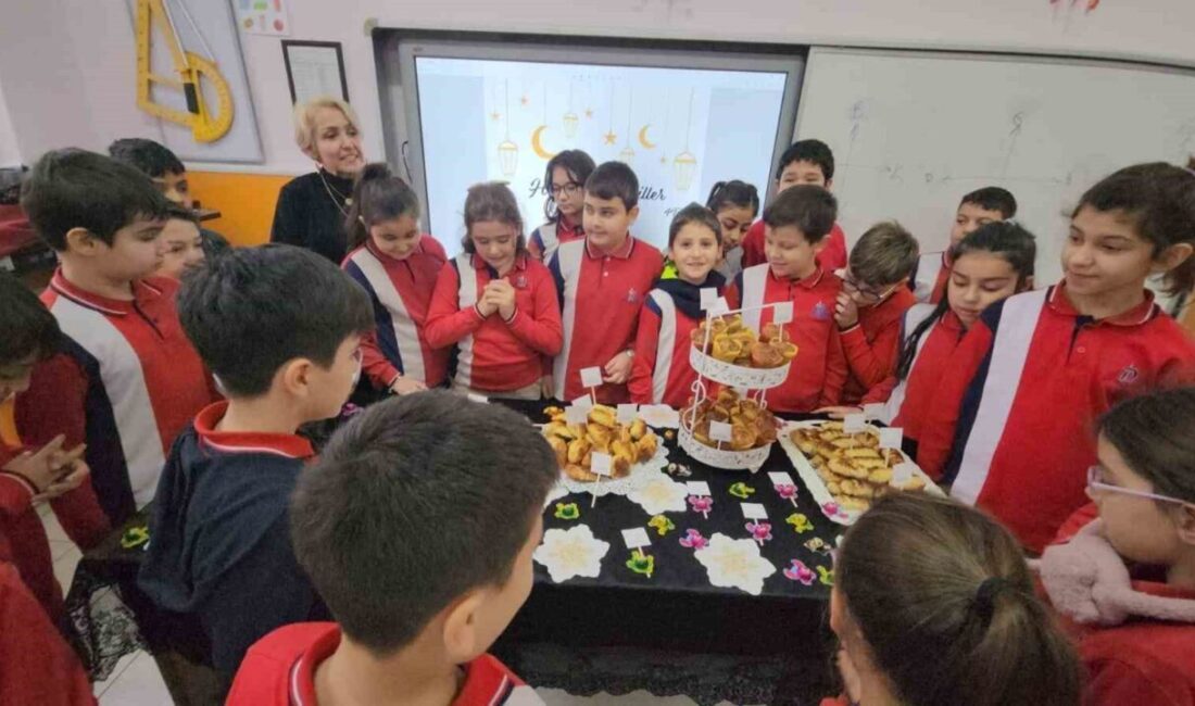 Eskişehir Dumlupınar İlkokulu’nda 4/D sınıfının öğrencileri, Regaip Kandili’ni öğretmenleri eşliğinde