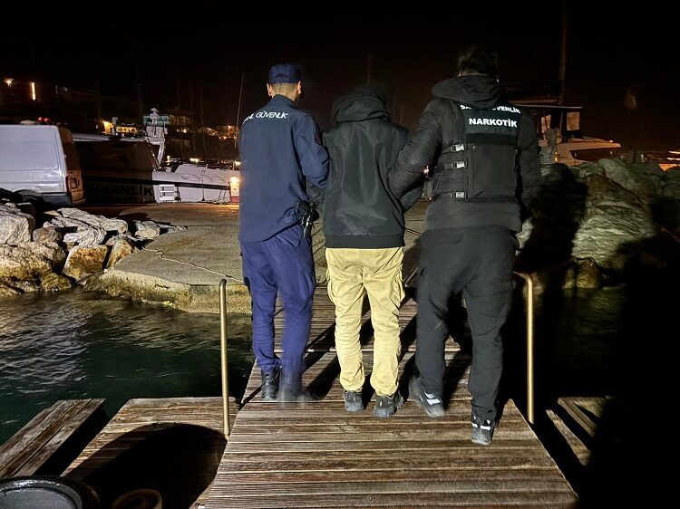 İZMİR (AA) – İzmir açıklarında motor arızası nedeniyle sürüklenen lastik