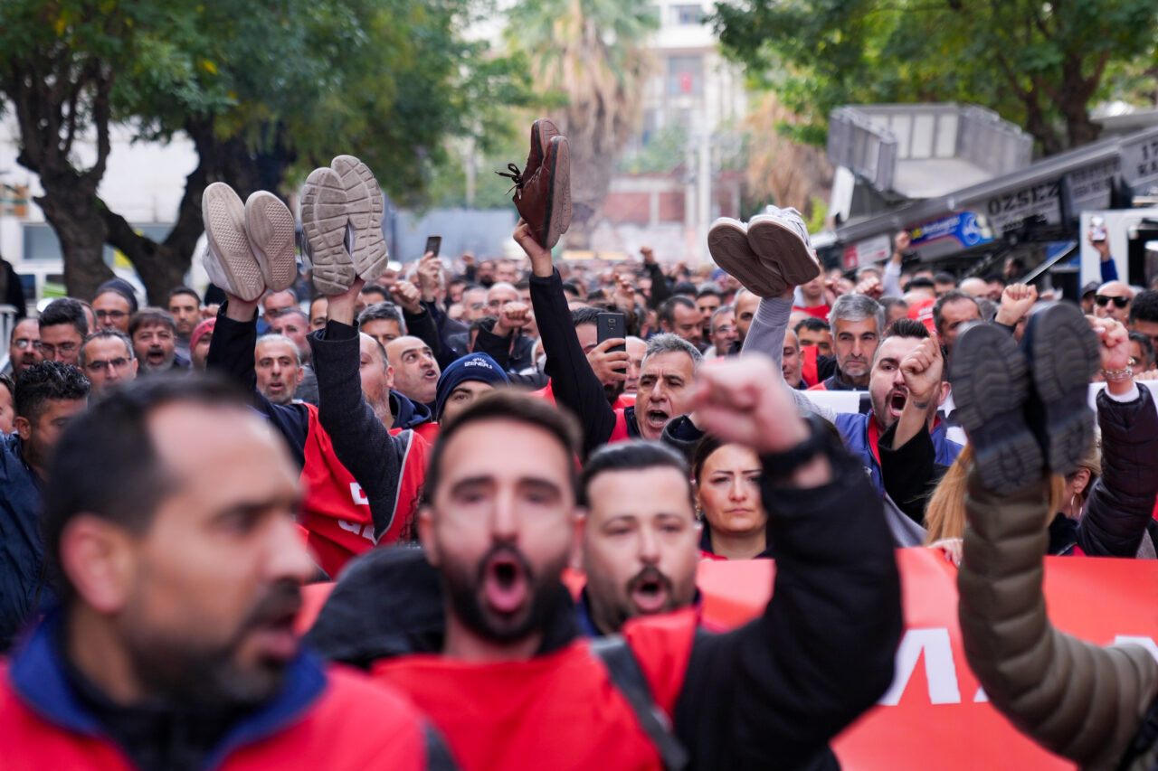 - Genel-İş İzmir 2 No'lu Şube Başkanı Ercan Gül:
-"Başlattığımız eylemi