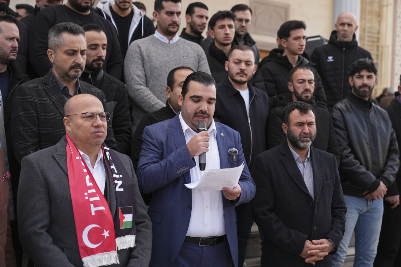 İZMİR (AA) – Türkiye Gençlik Vakfı (TÜGVA) tarafından İzmir ve