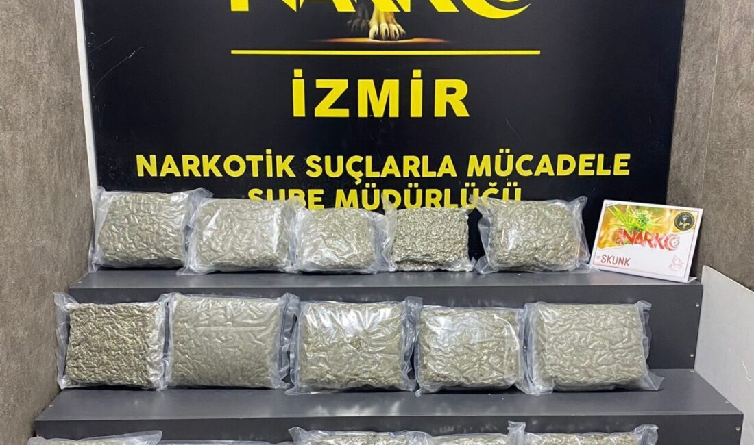 İZMİR (AA) – İzmir'in Kemalpaşa ilçesinde durdurulan araçta 21 kilo