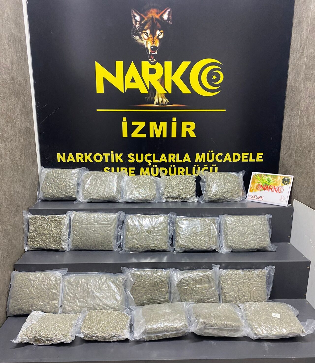İZMİR (AA) – İzmir'in Kemalpaşa ilçesinde durdurulan araçta 21 kilo