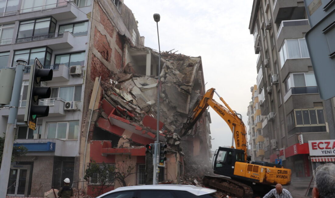 İZMİR (AA) – İzmir'in Balçova ilçesinde bir binanın kontrollü yıkımı