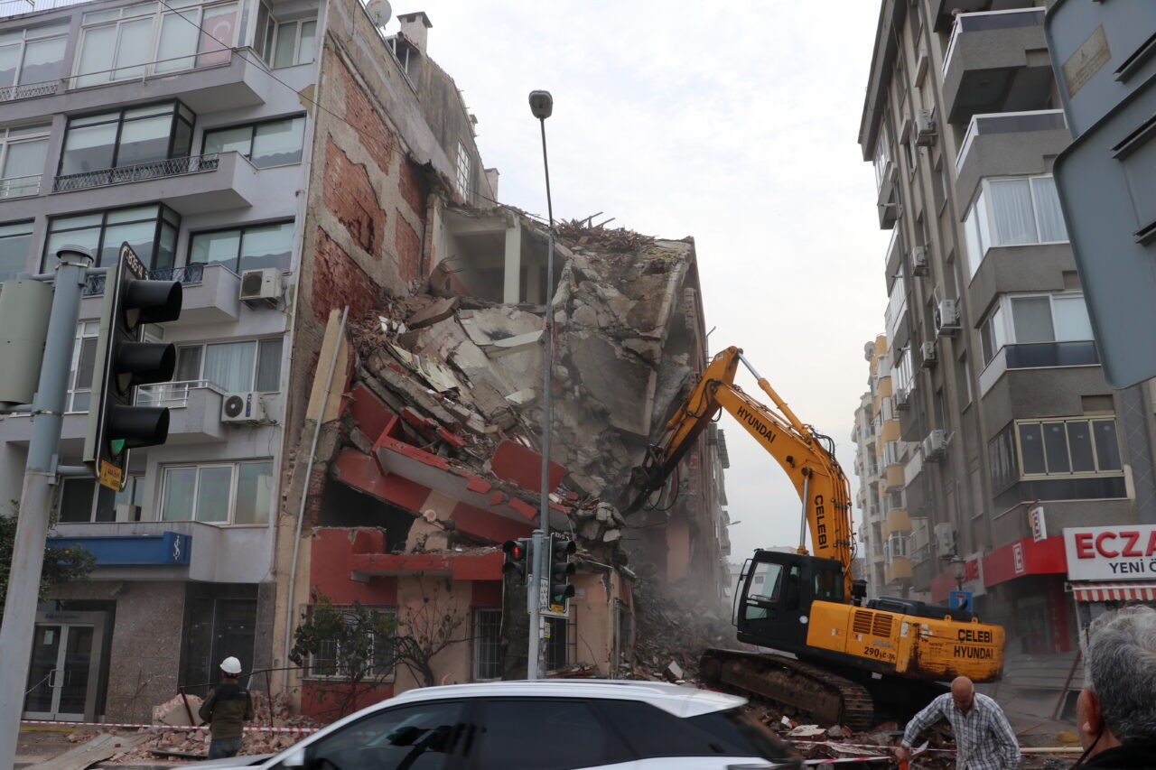 İZMİR (AA) – İzmir'in Balçova ilçesinde bir binanın kontrollü yıkımı