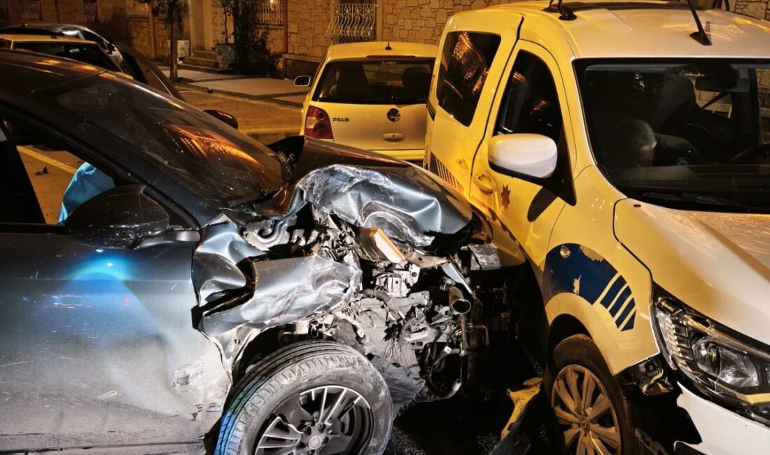 İZMİR (AA) – İzmir'in Çeşme ilçesinde bir otomobilin park halindeki