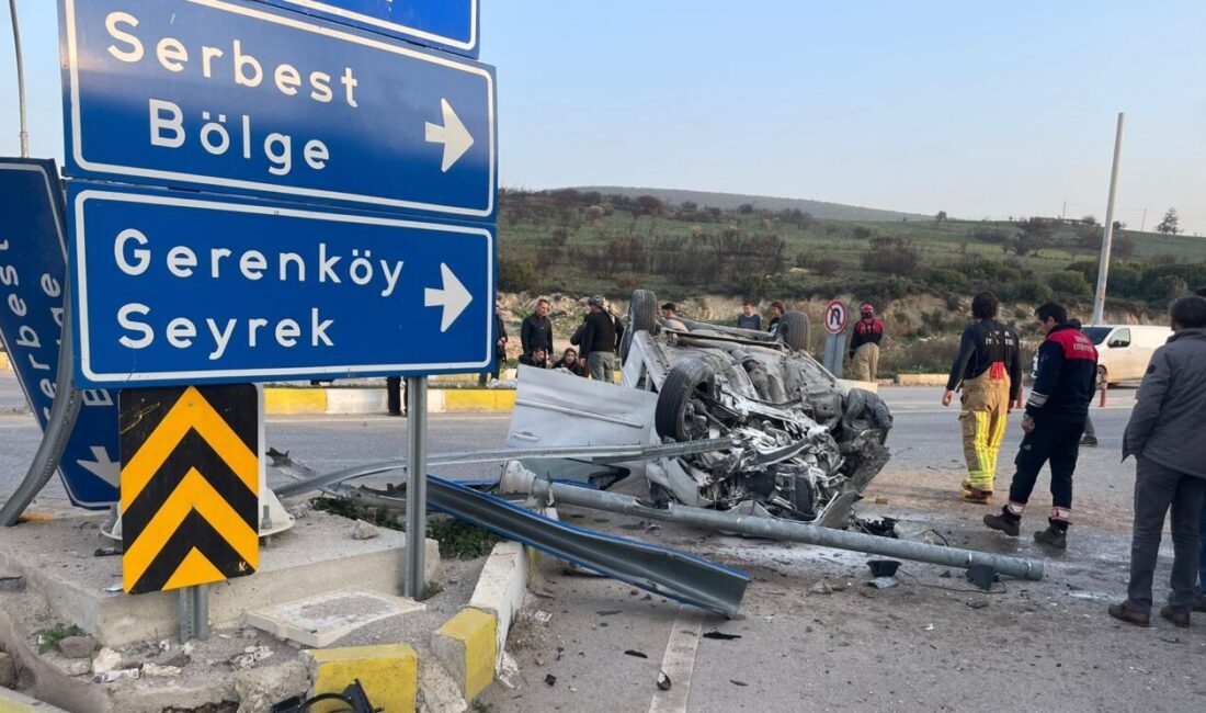 İZMİR (AA) – İzmir'in Foça ilçesinde otomobilin devrilmesi sonucu 2