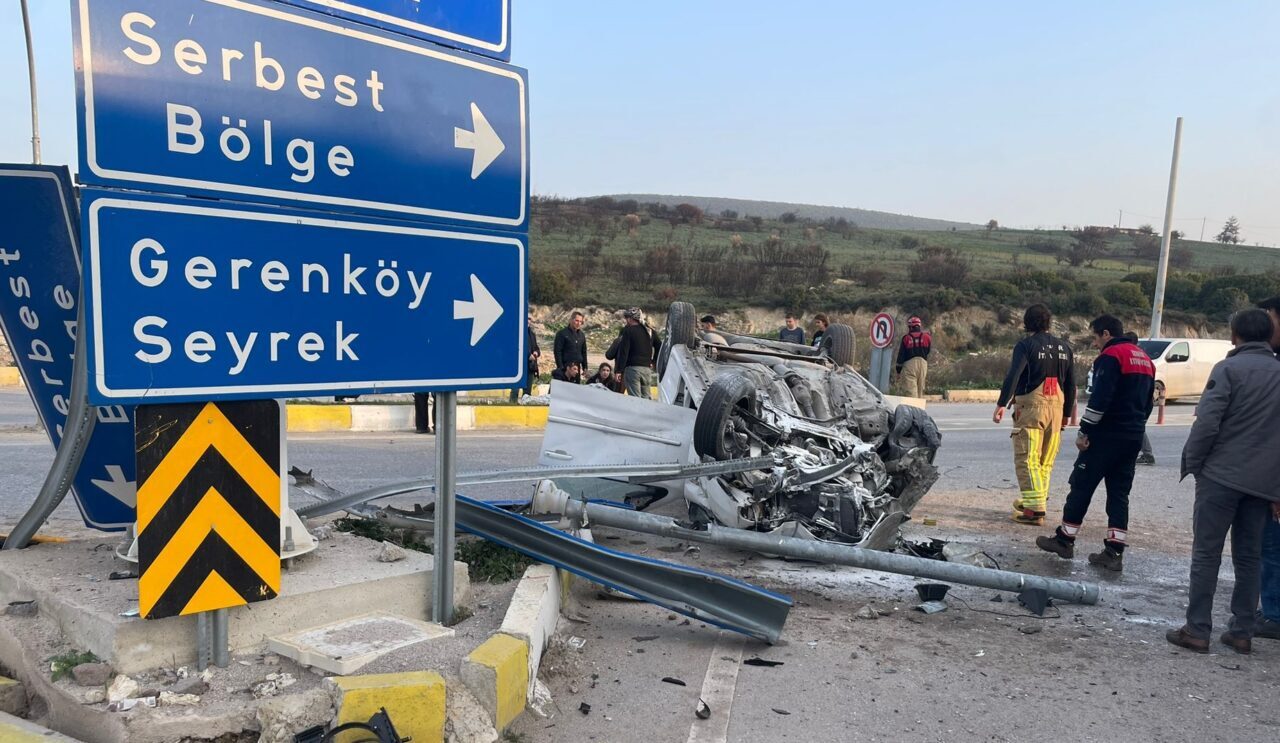 İZMİR (AA) – İzmir'in Foça ilçesinde otomobilin devrilmesi sonucu 2