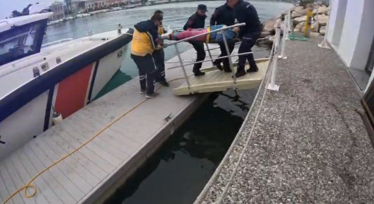 İZMİR (AA) – İzmir'in Foça ilçesinde kayalıklardan düşerek yaralanan kişi,