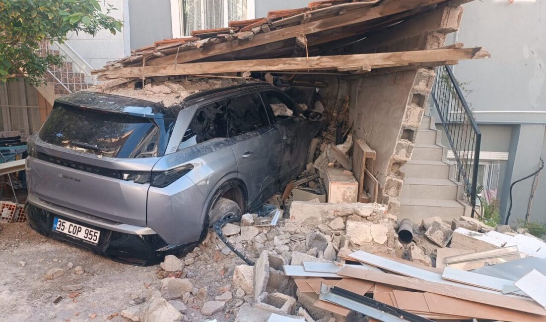 İZMİR (AA) – İzmir'in Bayraklı ilçesinde otomobilin evin kömürlüğüne girmesi