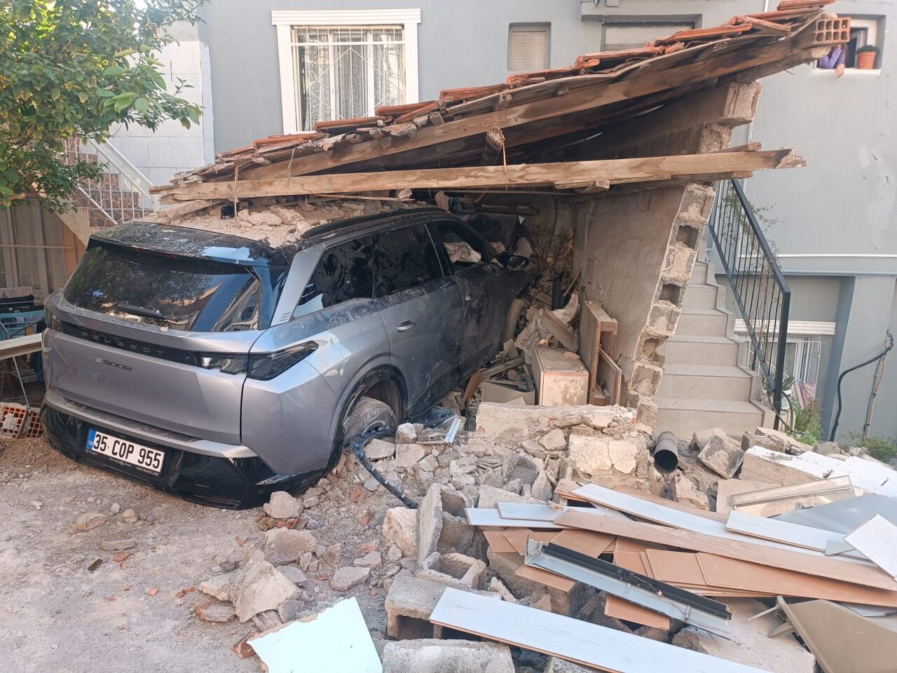 İZMİR (AA) – İzmir'in Bayraklı ilçesinde otomobilin evin kömürlüğüne girmesi
