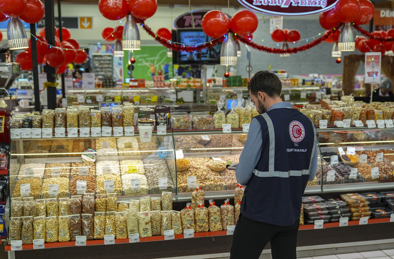 - Kentte yıl boyunca 20 bin işletmede yapılan denetimlerde mevzuata