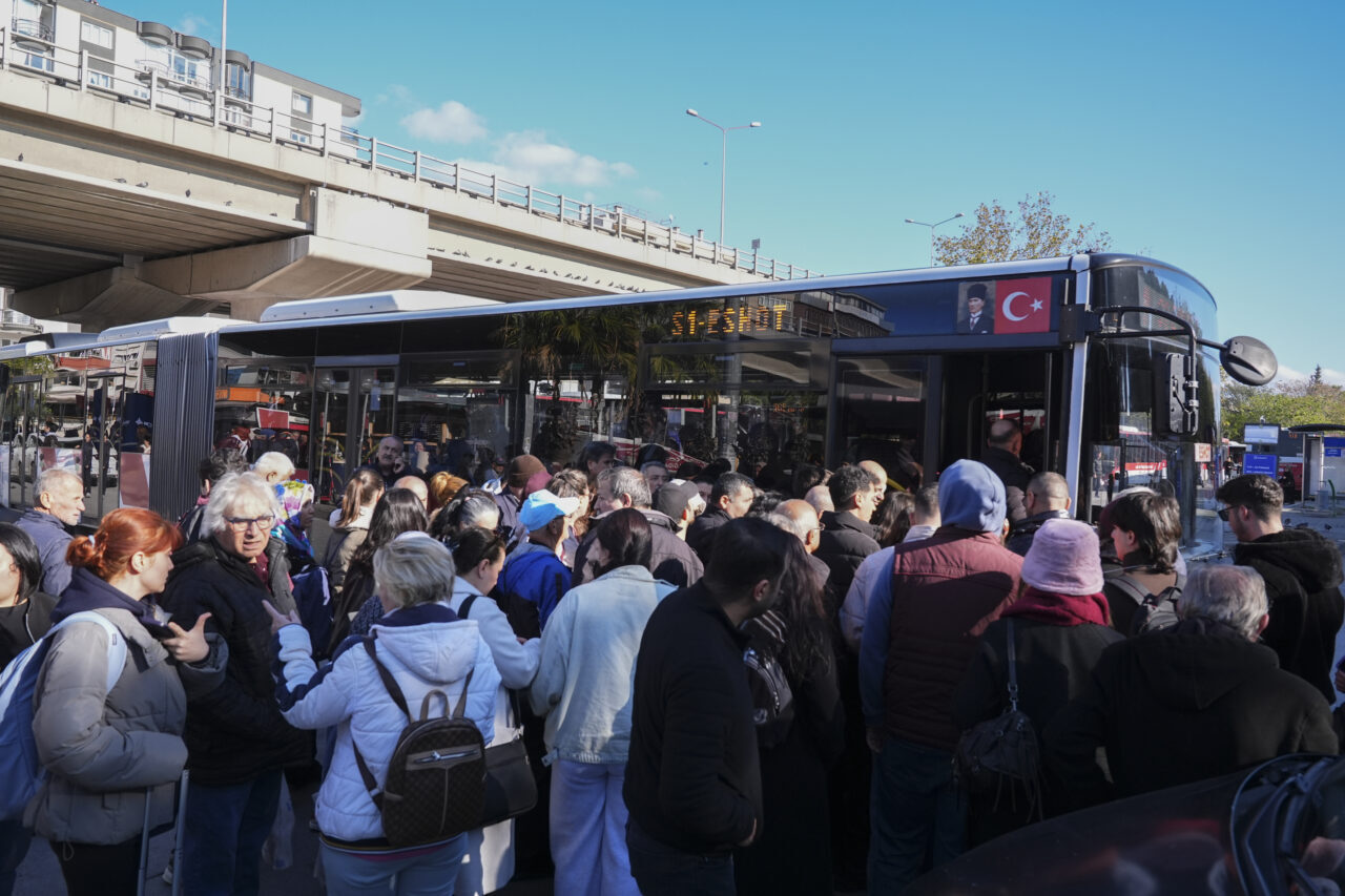 İZMİR (AA) – İzmir'in Bornova ilçesinde metronun raydan çıkması nedeniyle