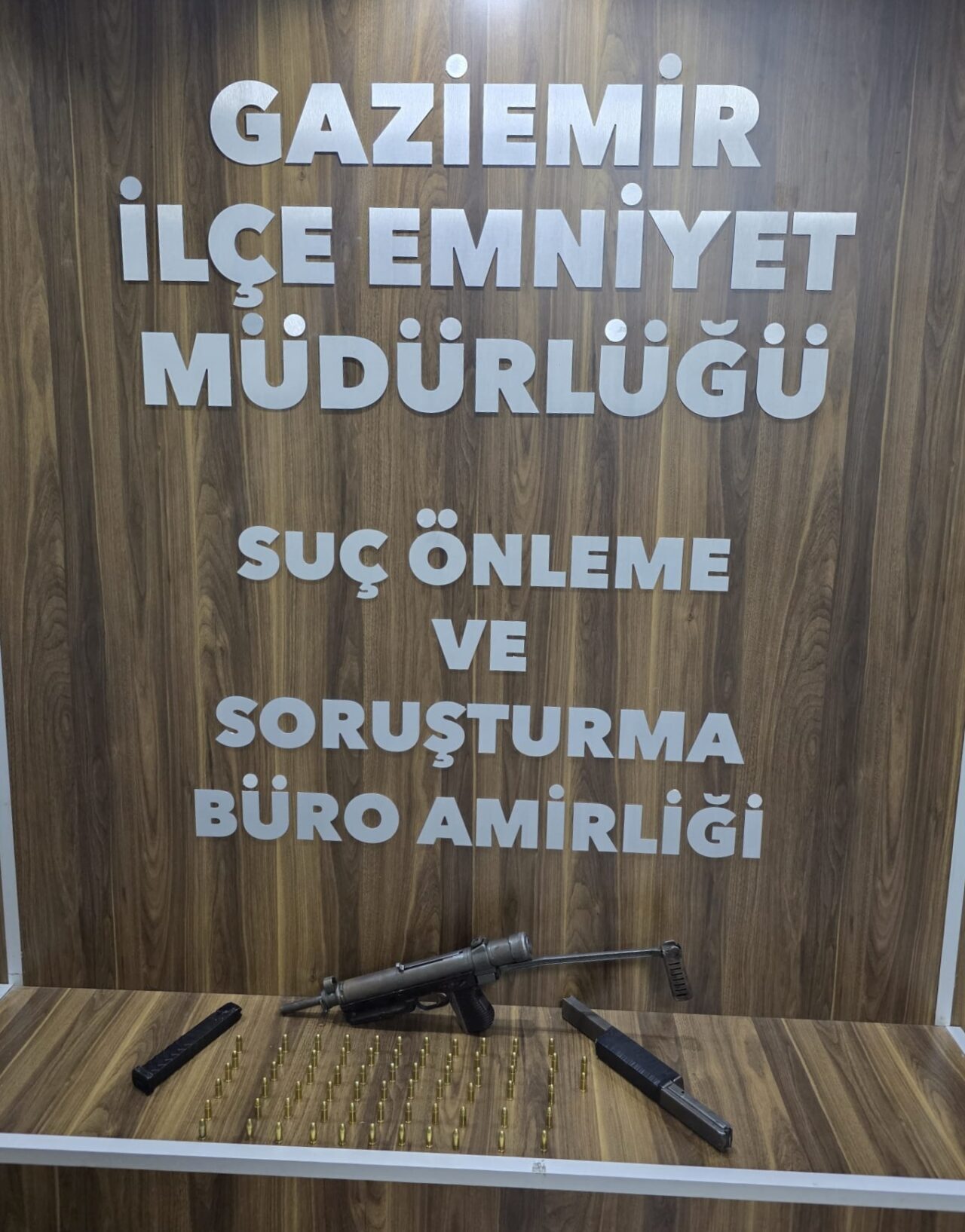 İZMİR (AA) – İzmir'in Gaziemir ilçesinde ruhsatsız tüfek, şarjör ve