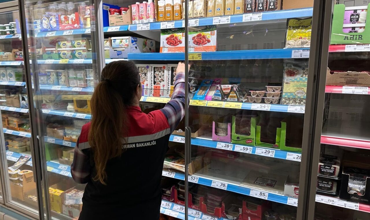İZMİR (AA) – İzmir'in Menemen ilçesinde, son tüketim tarihi geçmiş