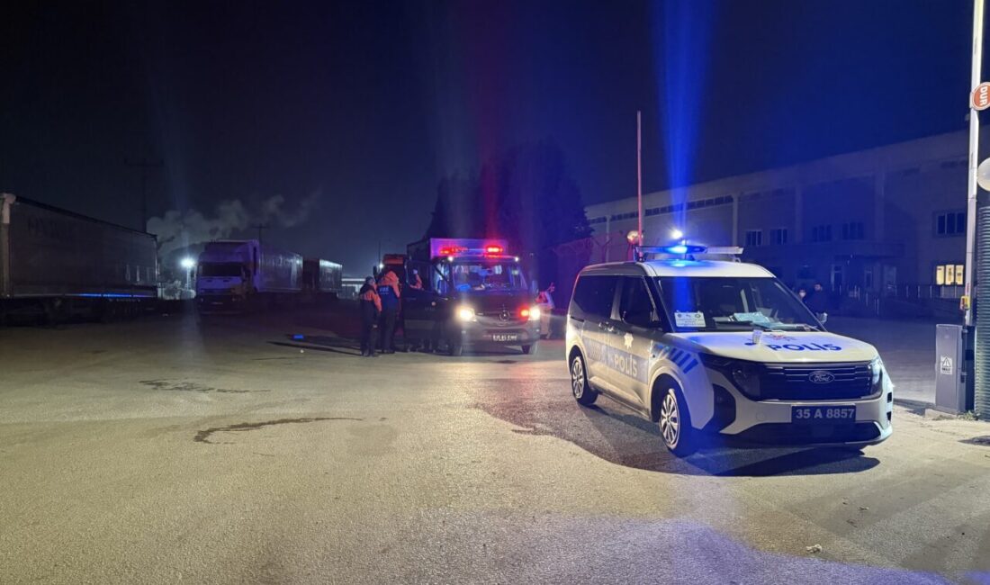 İZMİR (AA) – İzmir'in Kemalpaşa ilçesinde bir depodaki tırdan sızan