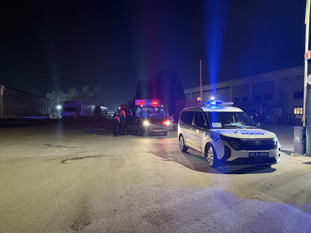 İZMİR (AA) – İzmir'in Kemalpaşa ilçesinde bir depodaki tırdan sızan