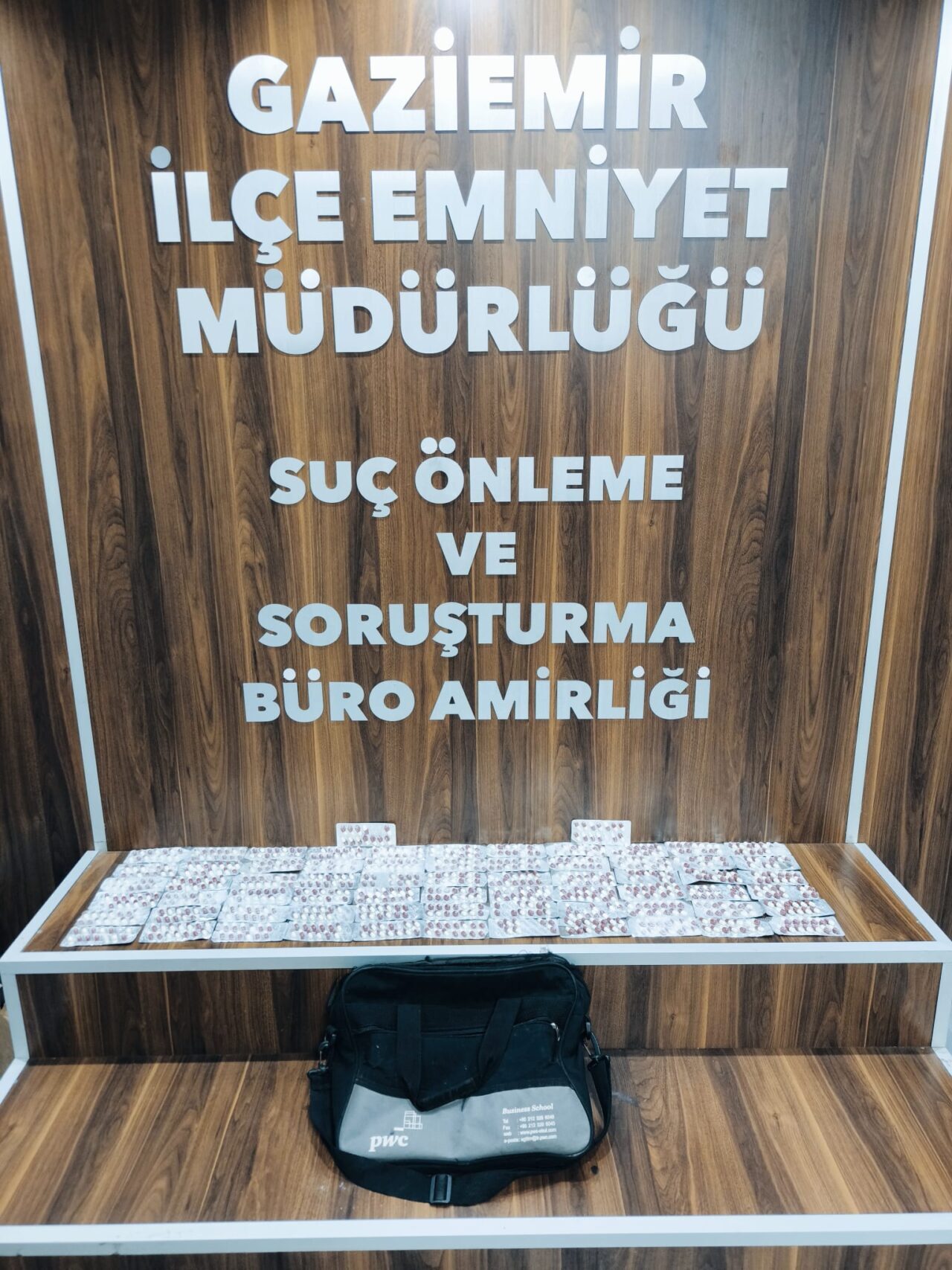 İZMİR (AA) – İzmir'in Gaziemir ilçesinde uyuşturucu madde ticareti yaptıkları